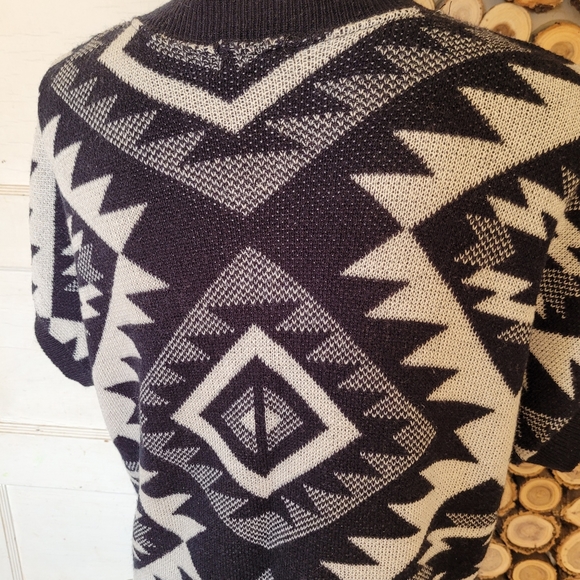Kirra Aztec Print Black and Cream Knit Short Sleeve Cardigan Size Small - Picture 4 of 8